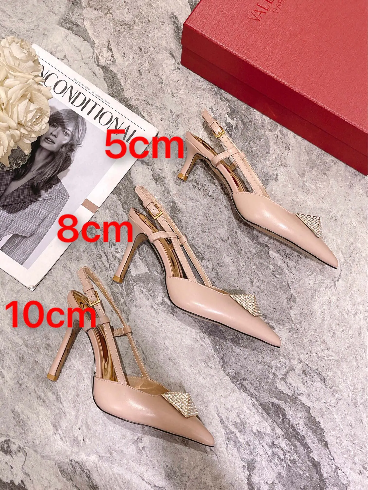 👟👟Ex-factory price 400👟👟 Genuine leather sole +40 Top version 𝑉𝐴𝐿𝐸𝑁𝑇𝐼𝑁𝑂 Valentino new autumn and winter women's back hollow sandals. The unique [pyramid] large rivet hardware [hand-made diamonds] brings out a full sense of high-end, and the new season will live up to expectations! Worth buying ★Imported sheepskin is absolutely high-grade ❥Original method, absolutely sensual ❥Elegant style, creating a different feeling, simple and elegant style!  Code number: 35-41 (34-42 customized) Fabric: Imported sheepskin Lining: Lined sheepskin Heel height: 8cm Leather outsole Rubber outsole